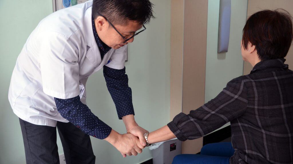 Chiropractor providing patient arthritis or osteoarthritis pain relief and control