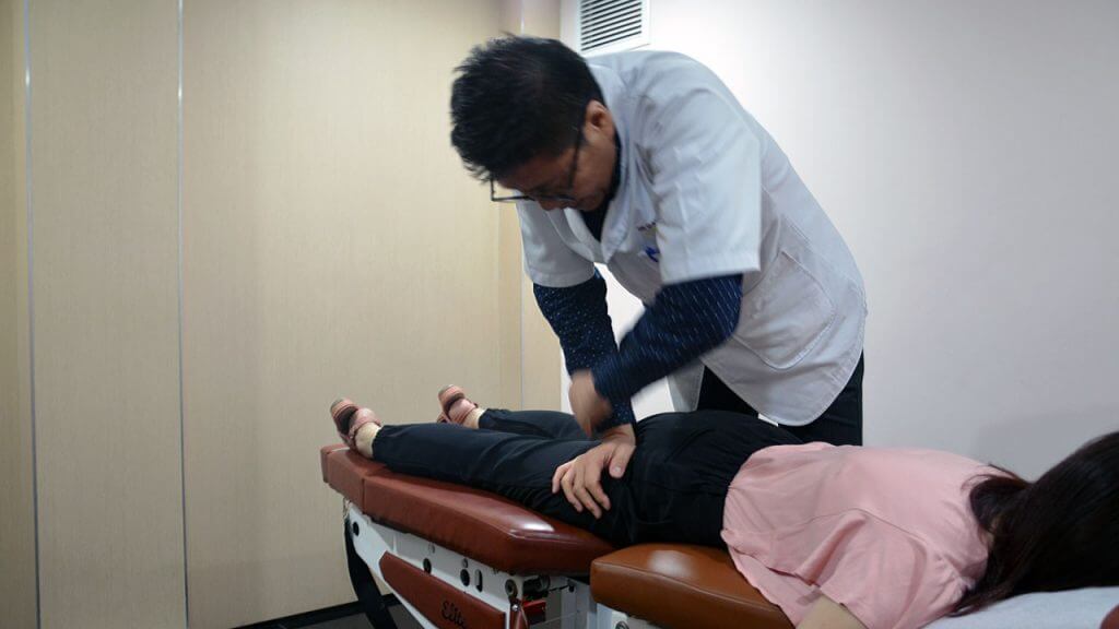 Chiropractor providing sciatica pain treatment